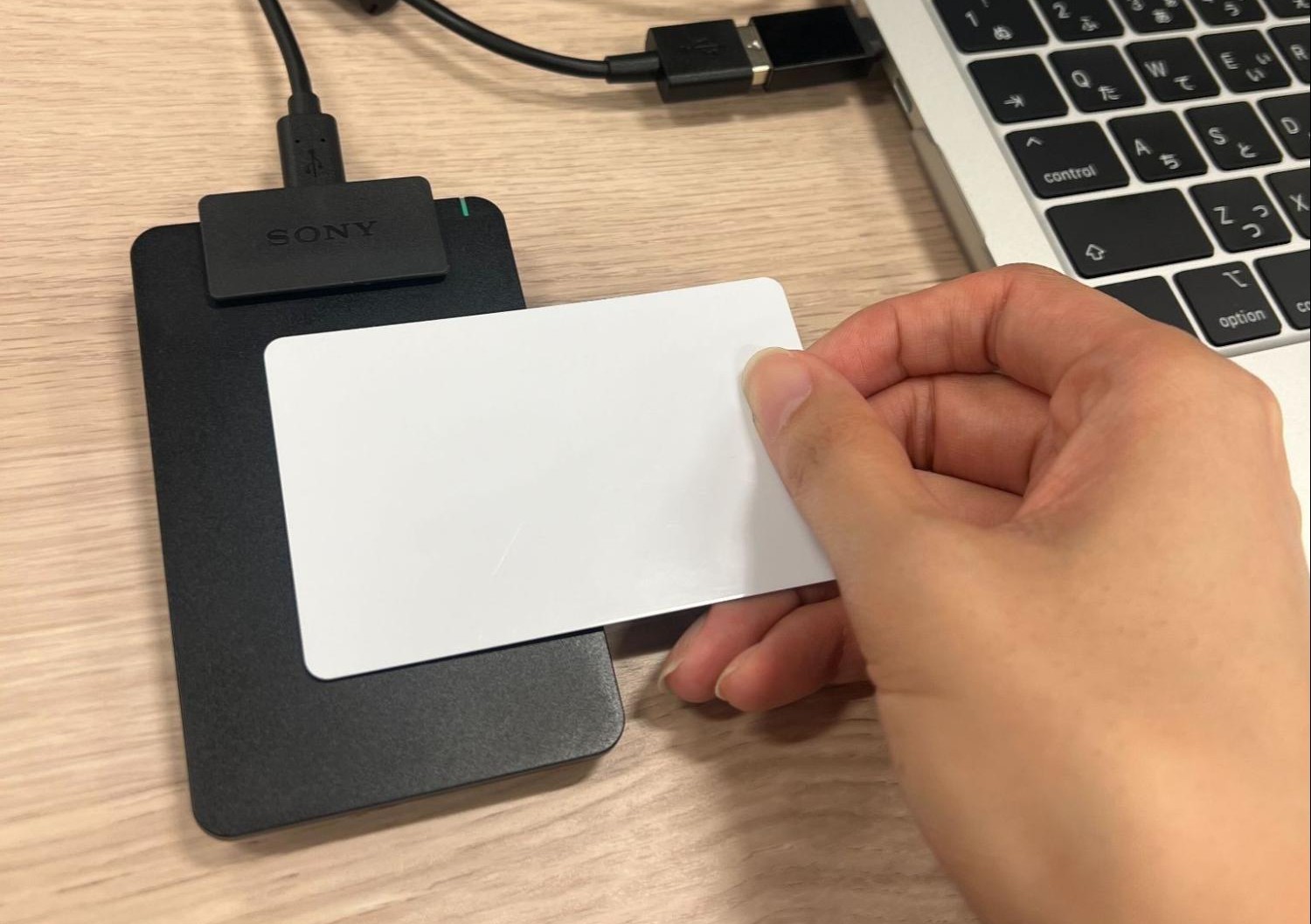ICカードでタッチを行っている写真